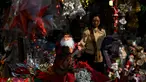 Seorang pelanggan melihat barang-barang dekoratif untuk Natal di sebuah toko di New Delhi pada 18 Desember 2023. (Sajjad HUSSAIN/AFP)