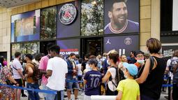 Fans tampak membludak dan membentuk antrean panjang di toko resmi Paris Saint-Germain untuk mendapatkan jersey Lionel Messi. (Foto: AP/Francois Mori)