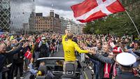 Pembalap tim Jumbo-Visma, Jonas Vingegaard menyapa para penggemar dari mobil di Kopenhagen, Denmark pada 27 Juli 2022, beberapa hari setelah menjuarai balapan sepeda Tour de France 2022 di Paris. (AFP/Ritzau Scanpix/Thomas Sjoerup)