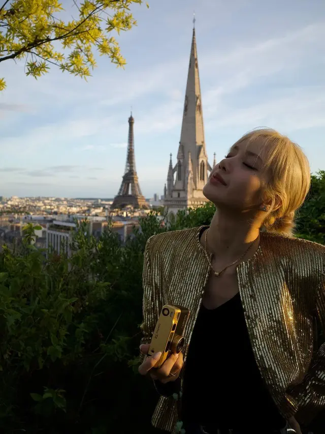 Penampilan Mahal Lisa BLACKPINK Saat Menikmati Paris dengan Busana Blink-Blink