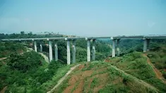 Pergeseran dan retakan di Jembatan Cisomang diduga terjadi karena wilayah itu terus-menerus diguyur hujan.