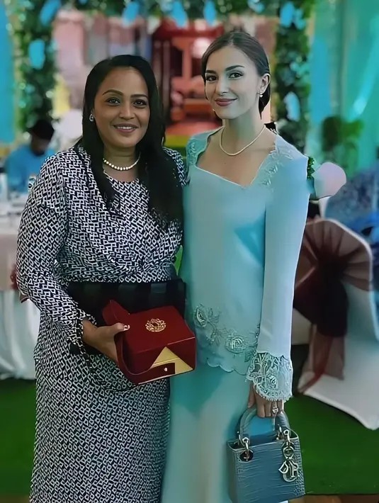 Penampilan anggun Anisha dengan blus dan rok pensil serba biru muda dilengkapi dengan 
Christian Dior Micro Crocodile Lady Dior Bag $16,521 atau sekitar Rp251 jutaan. [@beautifullanishaa]