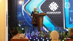 Menaker Ida Fauziyah memberikan sambutan saat peluncuran Satu Data Ketenagakerjaan di Kantor Kemnaker, Jakarta, Kamis (5/11/2020).  Kemnaker meluncurkan satu data ketenagakerjaan guna mewujudkan pembangunan ketenagakerjaan yang berbasis data. (Liputan6.com/Faizal Fanani)