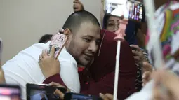 Sebelumnya, Ammar Zoni menjalani sidang secara daring (online) dari Lapas Nusakambangan karena menyandang status narapidana risiko tinggi (high risk). Tampak dalam foto, Pesohor Muhammad Ammar Akbar alias Ammar Zoni memeluk kerabatnya saat dihadirkan secara langsung pada persidangan terkait kasus peredaran narkotika di dalam Lembaga Pemasyarakatan (Lapas) Salemba di Pengadilan Negeri Jakarta Pusat, Kamis (18/12/2025). (merdeka.com/Arie Basuki)
