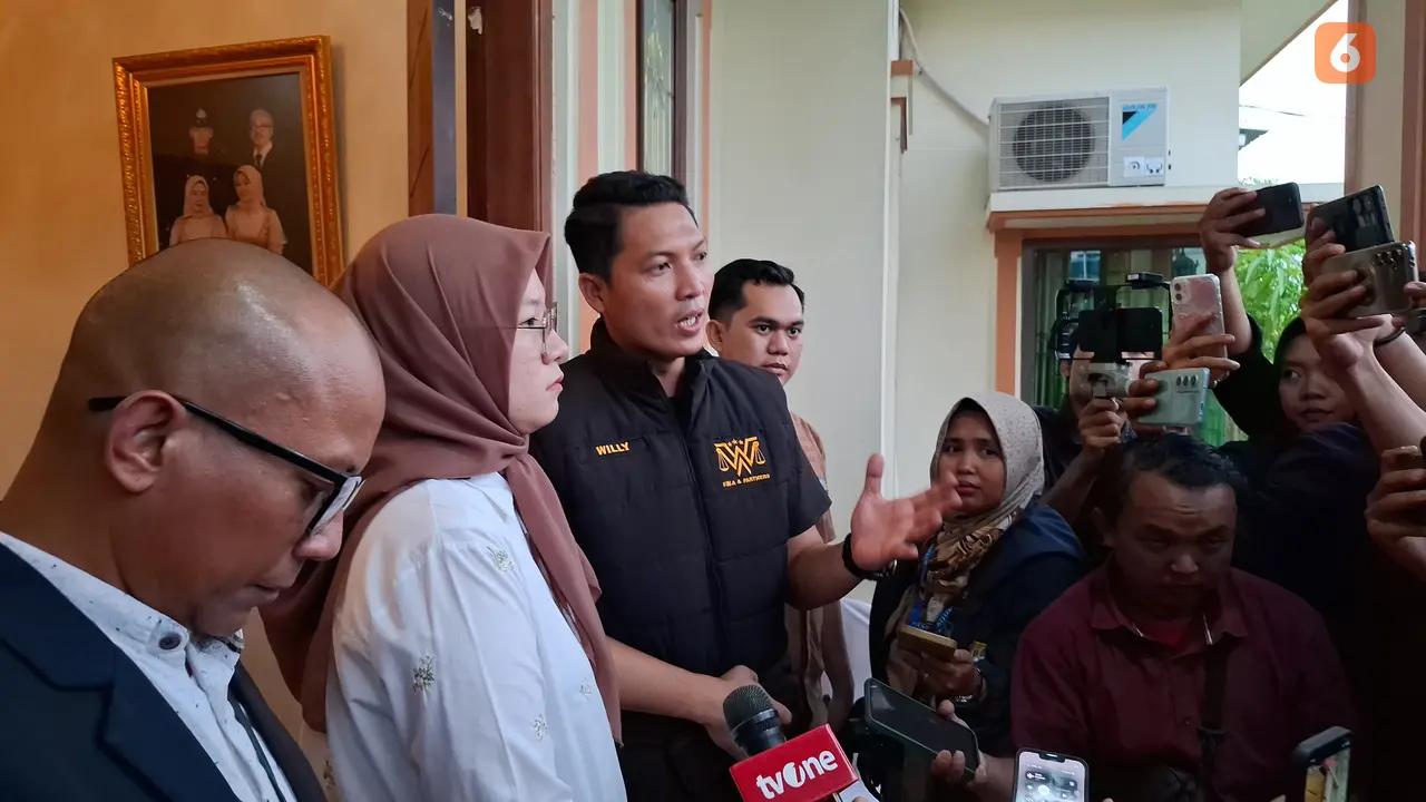 Fitri Pradina, kakak Briptu Anumerta Ghalib dan Pabri Wilian Admaja, kuasa hukum keluarga almarhum. Foto : (Liputan6.com/Ardi).