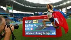 Atlet lompat jauh asal Perancis, Marie-Amelie le merayakan kemenangannya di kejuaraan Paralimpiade Rio 2016, Brasil (09/09). Marie berhasil membuat rekor dalam kejuaraan tersebut. (REUTERS / Jason Cairnduff)