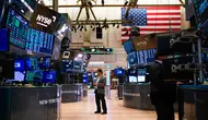Pedagang bekerja di New York Stock Exchange, New York, 10 Agustus 2022. (AP Photo/Seth Wenig, file)