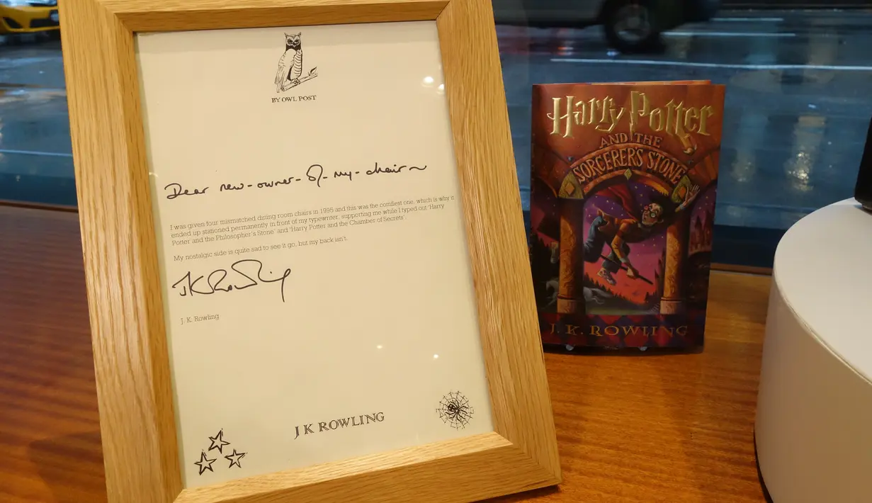 Sebuah surat dipajang bersama kursi kayu yang dipakai JK Rowling menulis dua buku pertama Harry Potter di Heritage Auctions, New York, 4 April 2016. Kursi dari kayu ek itu dibuka dengan harga US$ 45 ribu (sekitar Rp 588,8 juta). (William EDWARDS/AFP)