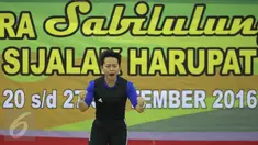 Lifter Jabar, Syarah Anggraini bersorak usai mengangkat beban di kelas 53 kg PON XIX Jabar di Gelora Sabilulungan, Kab Bandung, Selasa (20/9). Syarah Anggraini meraih emas dengan total angkatan 188 Kg. (Liputan6.com/Helmi Fithriansyah)