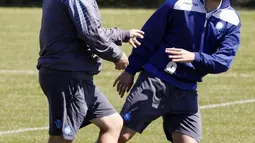 Pemain Napoli, Gonzalo Higuan melalukan latihan terakhir jelang pertandingan melawan Wolfsburg di perempat final leg ke-2 European League, Kamis (23/04/2015). (AFP)