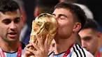 Paulo Dybala menjadi salah satu aktor penting dalam kemenangan Argentina atas Prancis di final Piala Dunia 2022. Pemain berjuluk La Joya tersebut berhasil jalankan tugasnya dengan baik saat eksekusi penalti untuk Argentina. Dybala pun menjadi juara dunia dan ia terlihat sangat lega. (Liputan6.com/IG/paulodybala)