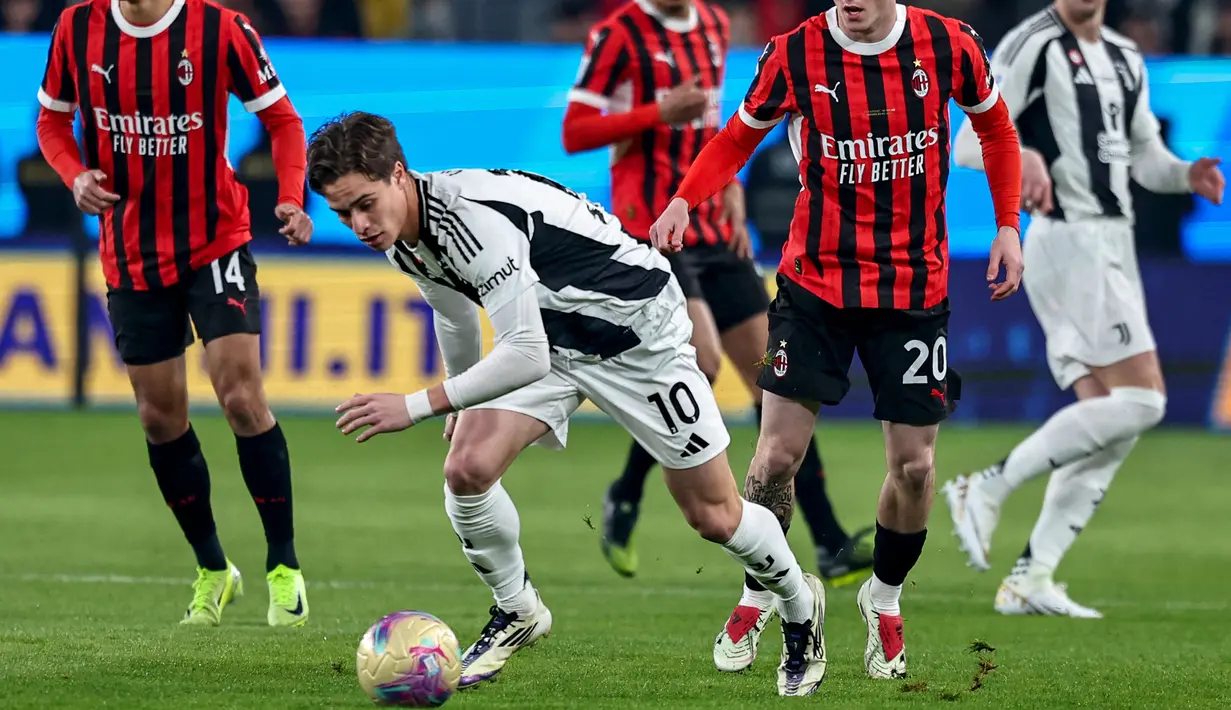 Pemain Juventus, Kenan Yildiz berusaha melewati penjagaan dari sejumlah pemain AC Milan pada laga semifinal Piala Super Italia 2025 yang berlangsung di Al-Awwal Park, Riyadh, Arab Saudi, Sabtu (04/01/2024) dini hari WIB. (AFP/Fayez Nureldine)