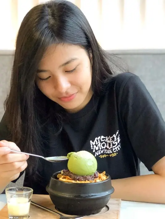 Member dengan fans banyak di JKT48 New Era ini memang senang makan es krim. Tak ayal, ketika ia hangout ke mal, Zee selalu meluangkan waktu untuk mencari kedai es krim yang enak. Foto Zee JKT48 saat hendak menyantap es krim ini sukses mencuri perhatian fans-fansnya. (Liputan6.com/IG/@jkt48.zee)