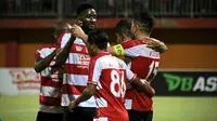 Striker anyar Madura United, Mamadou Samassa, mencetak gol perdana bersama timnya pada laga melawan Sriwijaya FC, di Stadion H. Agus Salim, Padang, Sabtu (11/8/2018). (Bola.com/Aditya Wany)