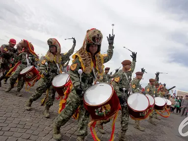 Puluhan anggota marching band TNI AD memeriahkan pameran Alutsista di kawasan Monas, Jakarta, Jumat (12/12/2014). (Liputan6.com/Faizal Fanani)