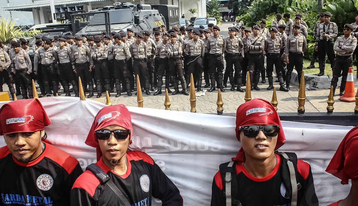 Aksi unjuk rasa ribuan buruh ini dijaga aparat kepolisian, Jakarta, Rabu (22/10/14). (Liputan6.com/Faizal Fanani)
