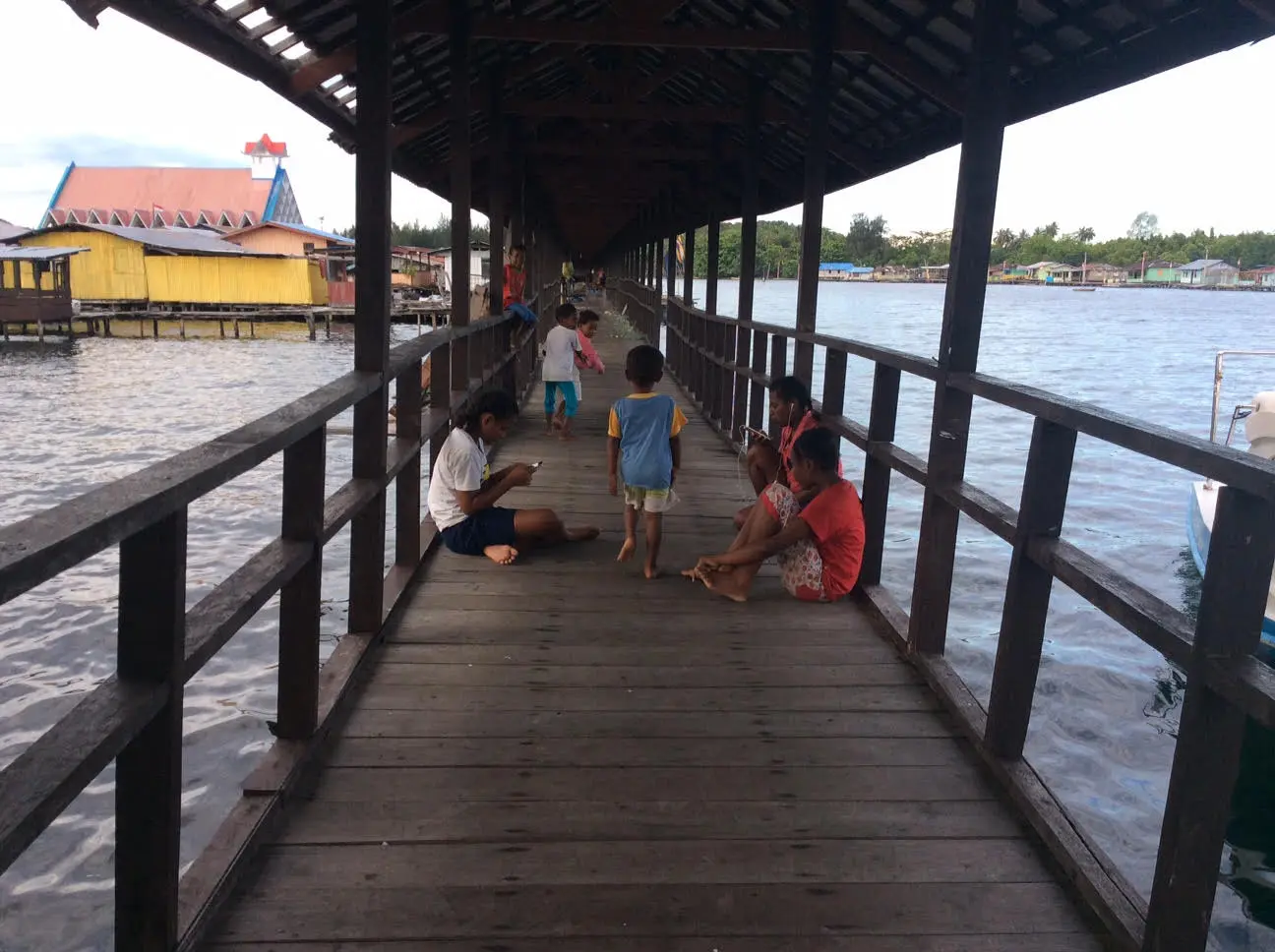 Anak-anak di Kampung Enggros (Liputan6.com / Katharina Janur)