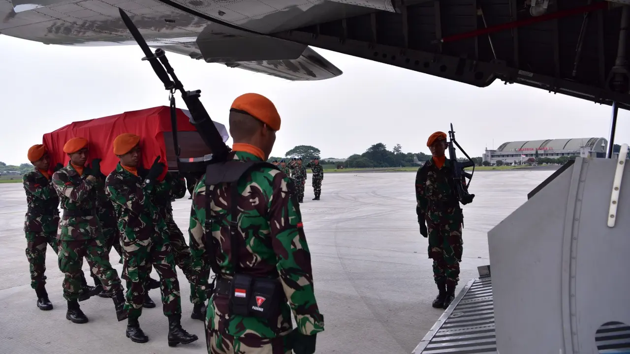 Upacara pelepasan jenazah Sertu Agung Dwano Karisma, prajurit Kopasgat yang mengalami kecelakaan saat gladi kotor 2, upacara peringatan HUT ke-77 TNI AU di Lanud Halim Perdanakusuma.