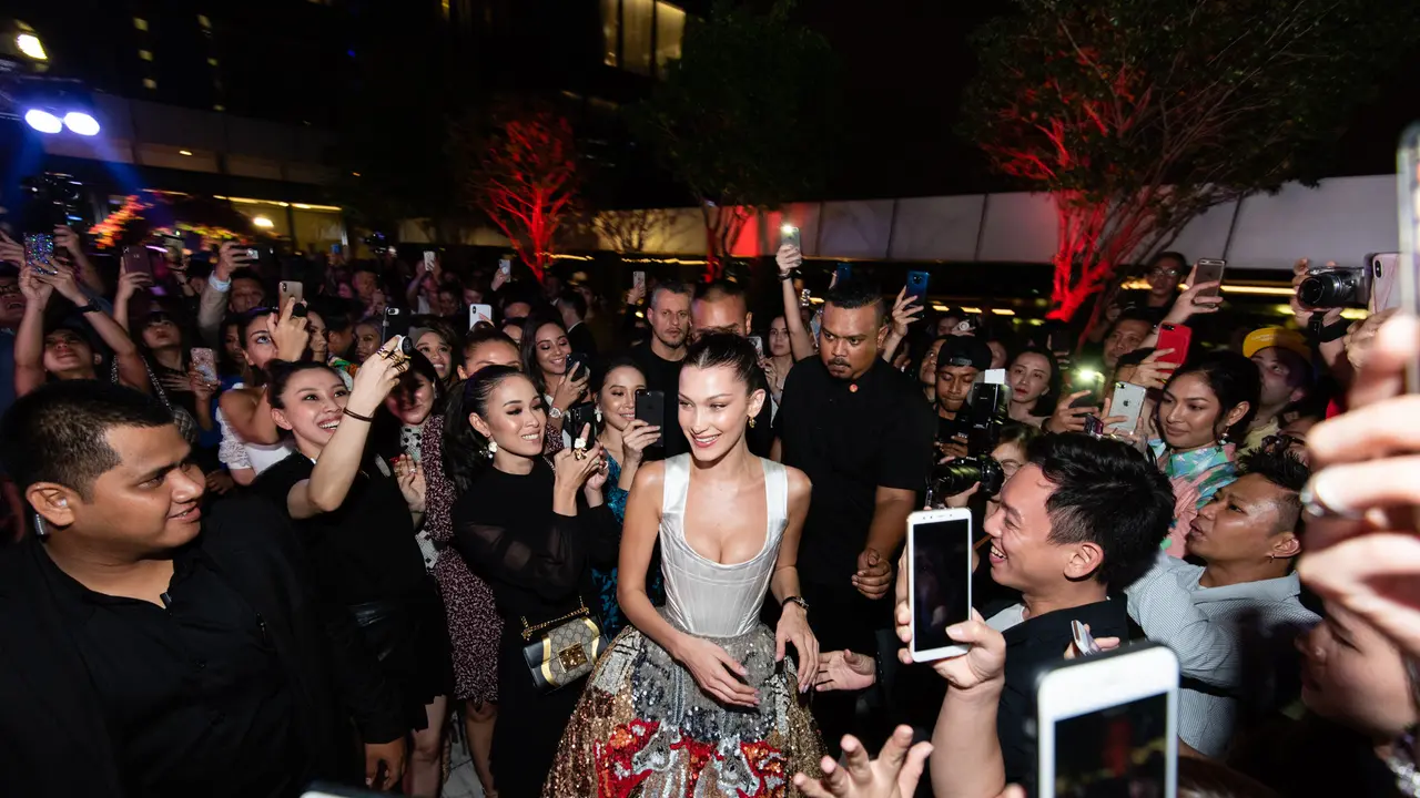 Pesona Bella Hadid Promosikan Tag Heuer di Malaysia