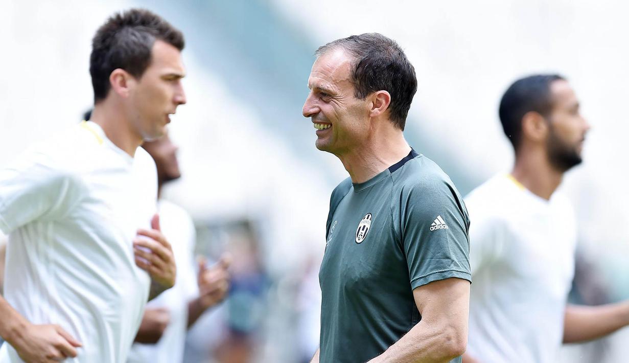 Pelatih Juventus, Massimiliano Allegri, memimpin latihan jelang laga final Liga Champions di Stadion Juventus, Turin, Senin (29/5/2017). Juventus akan berhadapan dengan Real Madrid pada laga final. (EPA/Alessandro Di Marco)