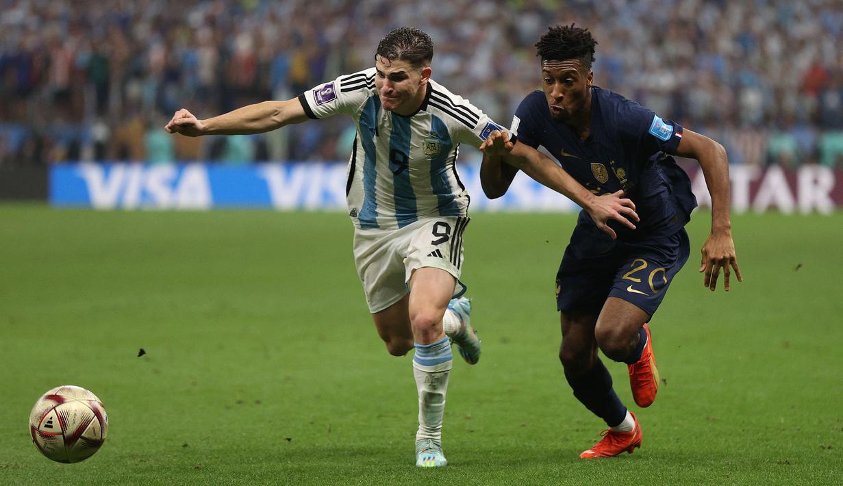 Julian Alvarez tampil mengagumkan bersama Timnas Argentina saat Piala Dunia 2022. Ia beberapa kali berhasil menjadi pencetak gol krusial di laga Albiceleste dan dipercaya tampil sebagai starting XI. Berkat penampilan gemilannya, pemain Manchester City itu berhasil mengalami kenaikan harga pasar, dari 34 juta dolar menjadi 52,1 juta dolar. (AFP/Adrian Dennis)