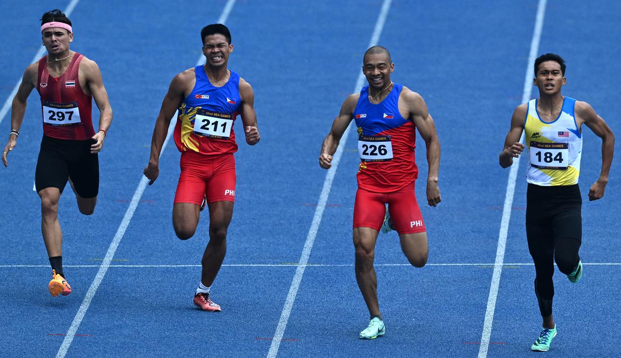 Umar Osman (Kanan) dari Malaysia berkompetisi di depan Umajesty Williams dari Filipina (kedua kanan), Frederick Ramirez Cabatu dari Filipina (kedua kiri) dan Joshua Robert Atkinson dari Thailand  (Kiri) dalam final lari nomor 400m putra SEA Games ke-32 di Phnom Penh, Kamboja, Selasa (9/5/2023). (MOHD RASFAN / AFP)