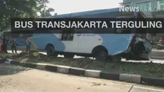  Bus feeder Transjakarta rute Dukuh Atas-Ragunan terguling di Jalan Warung Jati Barat, Jakarta Selatan. Diduga sebuah batu kecil membuat kecelakaan itu terjadi.