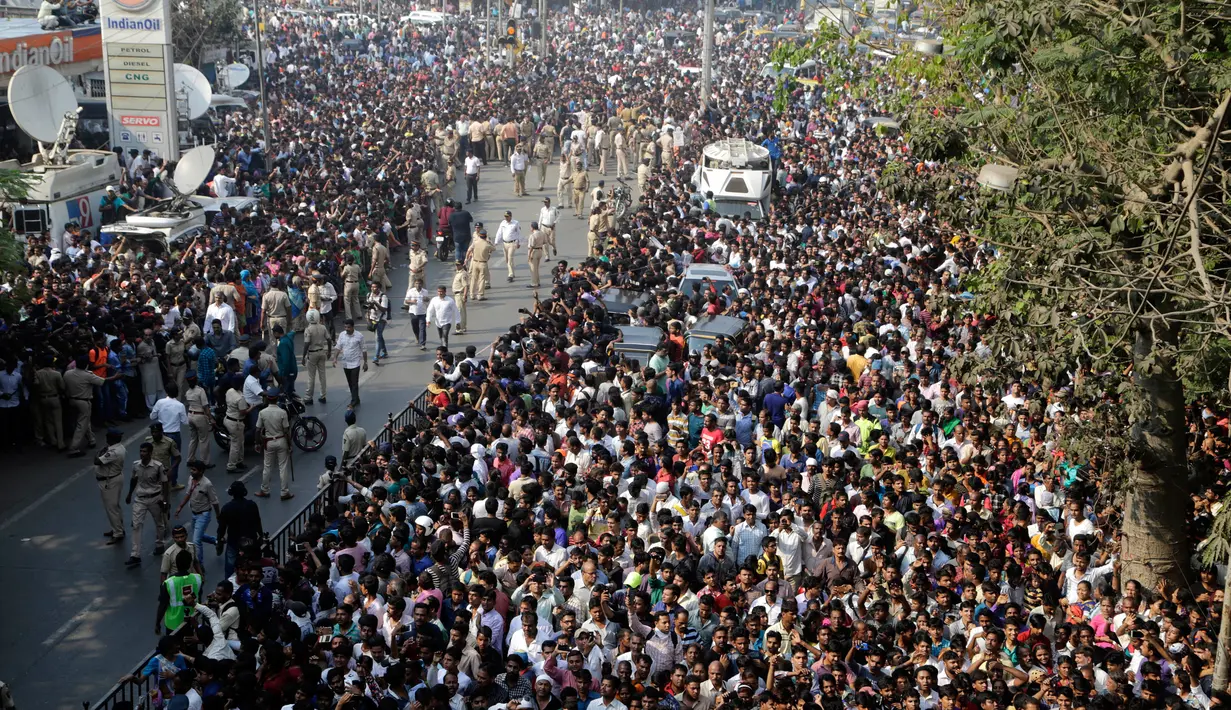 Ribuan orang berkumpul mengantar jenazah aktris Bollywood Sridevi Kapoor krematorium di Vile Perle, Mumbai, India, Rabu (28/2). (AP Photo/Rajanish Kakade)
