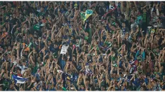 Bonek dan Bobotoh bertemu pada laga Surabaya United melawan Persib Bandung dalam lanjutan Piala Jenderal Sudirman di Gelora Delta Sidoarjo, Sabtu (21/11/2015). Mereka saling berbaur satu sama lain.