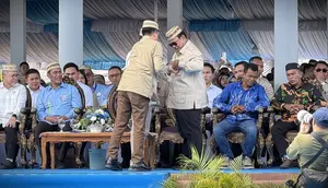 Momen Prabowo Terima Lencana Emas dari Petani dan Nelayan Indonesia