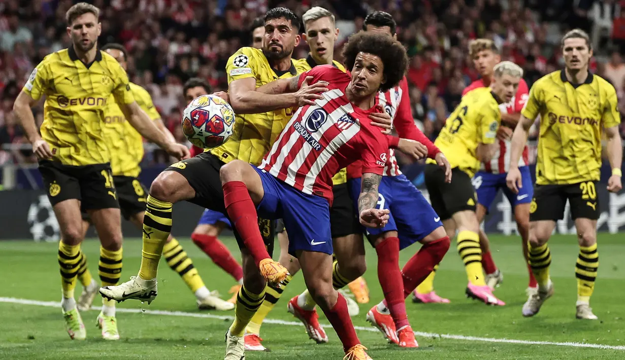 Gol Rodrigo de Paul pada menit ke-4 membuka keunggulan Los Rojiblancos atas Die Borussen. (Thomas COEX/AFP)