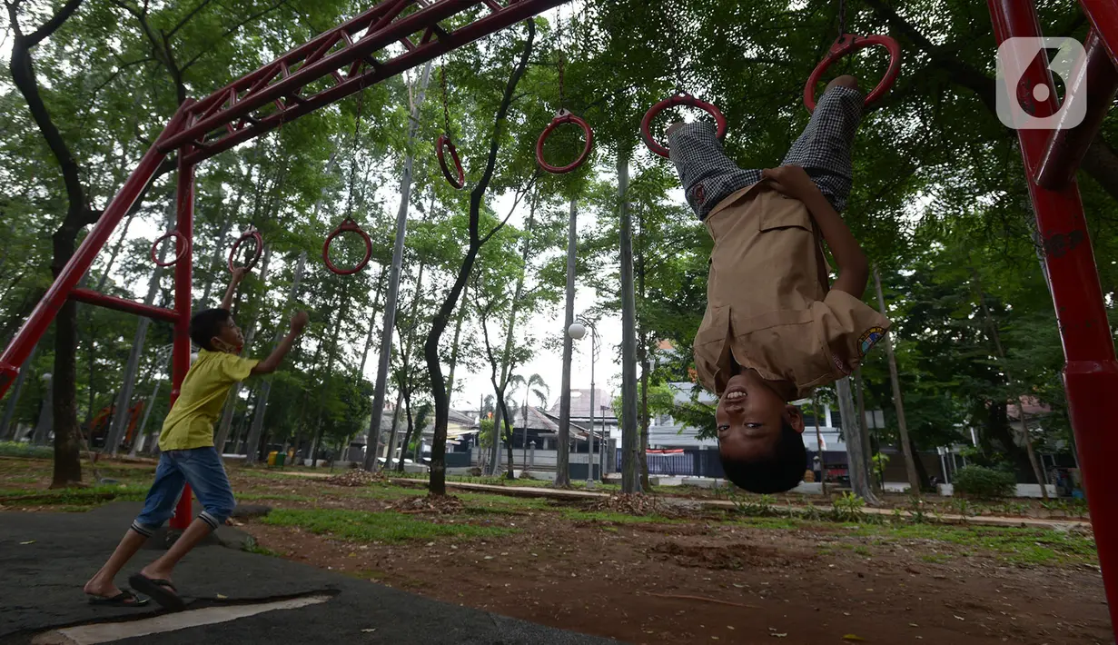 Anak-anak bermain di Taman Tebet, Jakarta, Rabu (4/11/2020). Pemprov DKI juga akan menjadikan Taman Tebet Eco Garden, taman yang memiliki visi mengembalikan fungsi taman secara ekologi, menjadi sarana interaksi, edukasi, dan rekreasi bagi masyarakat DKI Jakarta. (merdeka.com/Imam Buhori)