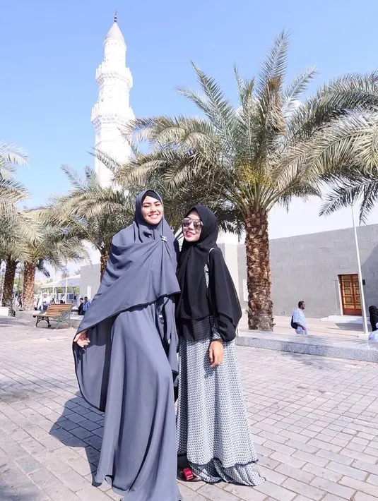 Untuk penampilannya kali ini, Kartika Putri memakai outfit berwarna abu-abu. Di bagian dadanya, Kartika menyematkan bros sebagai pemanis penampilannya berhijab. (Instagram/kartikaputriworld)