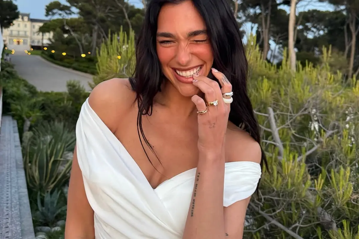 Dua Lipa Diduga Dilamar dengan Cincin Chunky, Apakah Jadi Tren Lamaran Terbaru di 2025?
