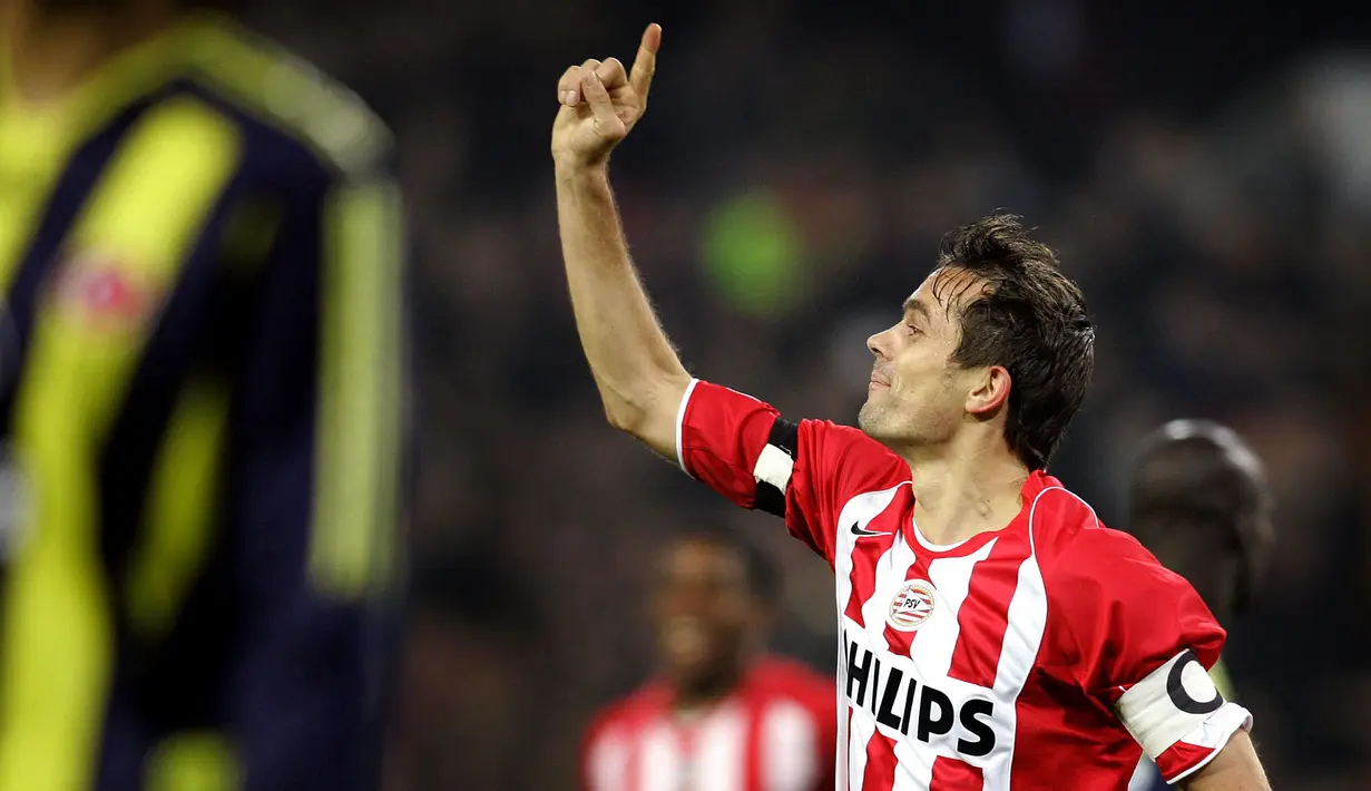 Selebrasi gelandang PSV Eindhoven, Phillip Cocu setelah mencetak gol ke gawang Fenerbahce pada laga fase Grup E Liga Champions 2005/2006 di Philips Stadium, Eindhoven (6/12/2005). Hingga pensiun pada Juli 2008, Phillip Cocu total bermain dalam 79 laga di Liga Champions bersama PSV dan Barcelona dengan torehan 9 gol dan 7 assist. Ia menjadi satu-satunya pemain dalam daftar tanpa raihan satu pun trofi Liga Champions. (AFP/ANP/Koen van Weel)