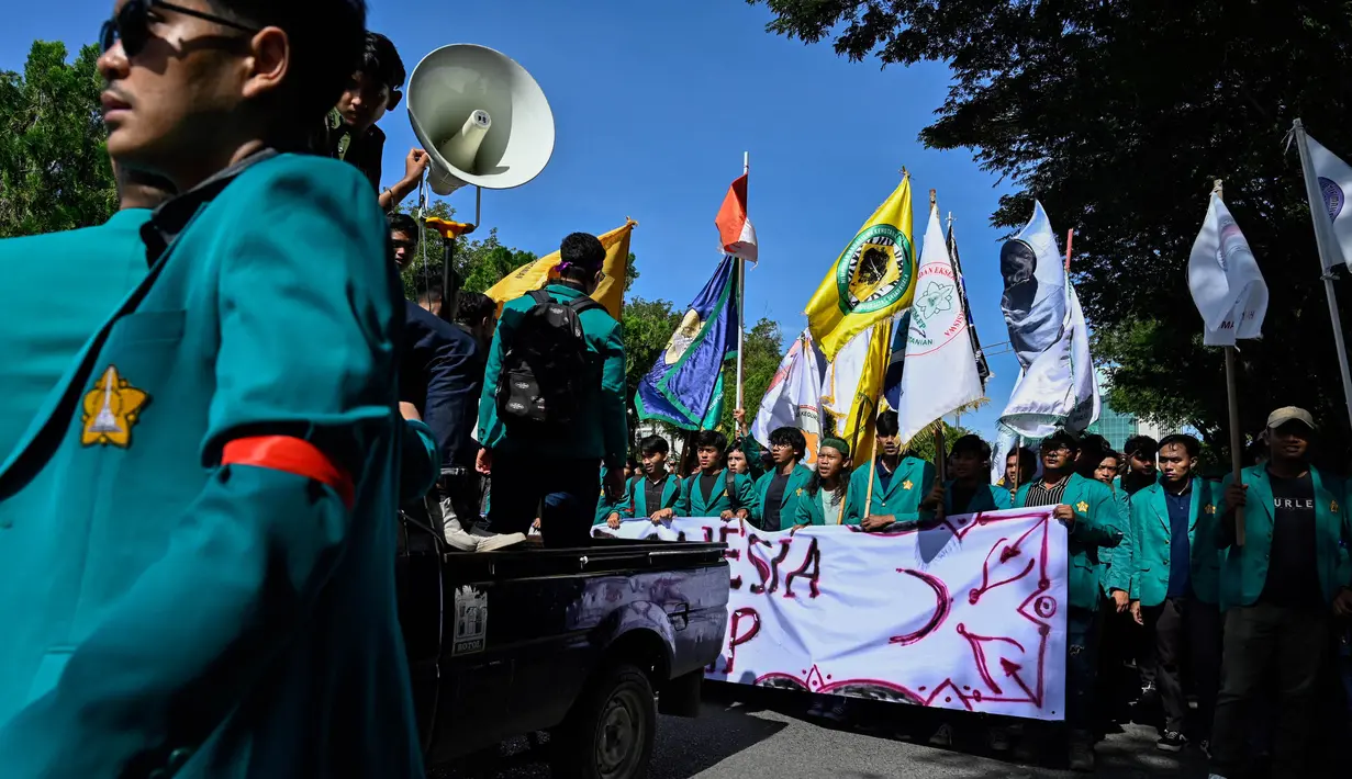 Dalam beberapa hari ini, aksi unjuk rasa demo mahasiswa terjadi di sejumlah daerah, seperti Bandung, Lampung, Surabaya, Malang, Samarinda, Banjarmasin, Aceh, dan Bali. (CHAIDEER MAHYUDDIN/AFP)