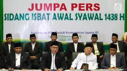 Menteri Agama Lukman Hakim Saifuddin, Ketua MUI Maruf Amin, perwakilan dari ormas Islam dan instansi trekait memberikan keterang pers penetapan 1 Syawal 1438 H di Kementerian Agama, Jakarta, Sabtu (24/6). (Liputan6.com/Faizal Fanani)