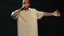 Terkenal sebagai penggila kerja, Kanye selalu berusaha membagi waktu untuk semua pekerjaan, baik sebagai musisi ataupun desainer. Selain itu dia sangat mementingkan urusan keluarga dan anak-anaknya. (AFP/Bintang.com)