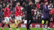 Pelatih Manchester United, Michael Carrick, berjalan keluar lapangan setelah pertandingan Liga Inggris antara Manchester United dan Tottenham di Manchester, Inggris, Sabtu, 7 Februari 2026. (AP Photo/Jon Super)