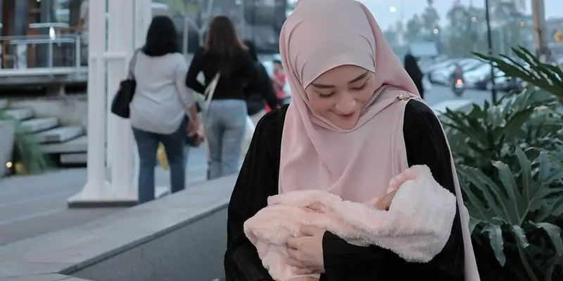 Potret Larissa Chou Sudah Ajak Baby Alesha Keluar Rumah, Penampilan Banjir Pujian