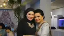 Saat mengisi acara halal bihalal di kediaman Airlangga & Ibu Yanti Airlangga, Reza kembali tampil dalam balutan hijab berwarna hitam senada dengan dress bling-blingnya.  [@rezaartameviaofficial]