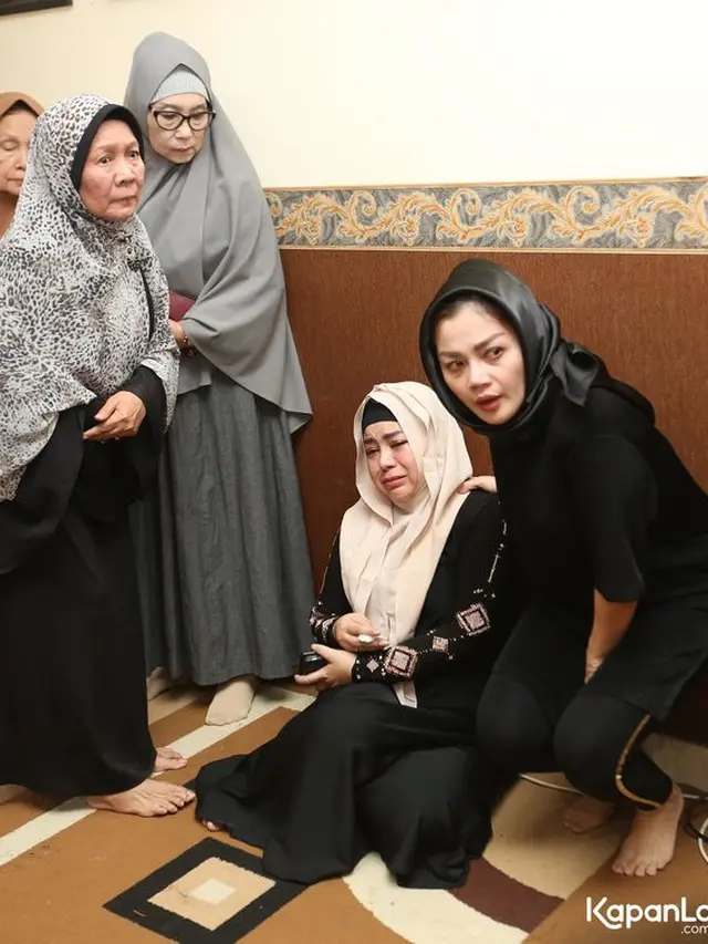 7 Momen Anisa Bahar saat Bertemu Jenazah Sang Bunda, Penuh Isak Tangis