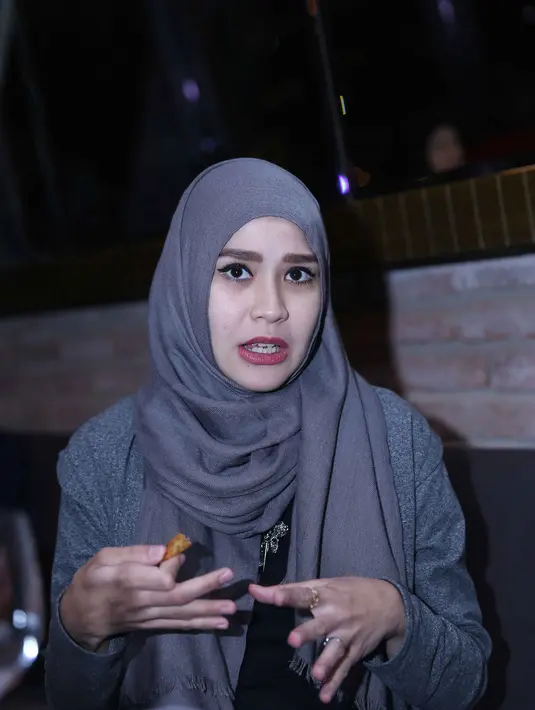 "Hamil tidak pernah jadi halangan beraktivitas. Lagi pas anak perta dan kedua baru berasa hamilnya pas di 9 bulan. Mungkin karena pertama kedua itu cewek ya. Ini kan cowok. Jadi mungkin beda. Lebih kuat," papar Zaskia. (Nurwahyunan/Bintang.com)