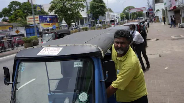 FOTO: Krisis Ekonomi, Warga Sri Lanka Antre Dapatkan Bahan Bakar