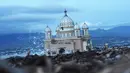 Kondisi Masjid Apung Palu, Rabu (3/4). Gempa berkekuatan 7,5 magnitudo yang disusul tsunami mengguncang Palu pada 28 September 2018. (OLAGONDRONK/AFP)