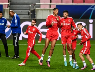 Penyerang Ajax Amsterdam Sebastien Haller dan Noussair Mazraoui ambil bagian dalam sesi latihan di stadion Luz, Lisbon, 22 Februari 2022. Ajax akan melawat ke markas Benfica pada babak 16 besar Liga Champions 2021/2022, Kamis (24/2) dini hari WIB. (PATRICIA DE MELO MOREIRA/AFP)