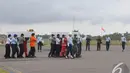 Suasana prosesi pengantaran jenazah penumpang pesawat AirAsia QZ8501, Pangkalan Bun, Kalteng, Senin (5/1/2015). (Liputan6.com/Herman Zakharia)
