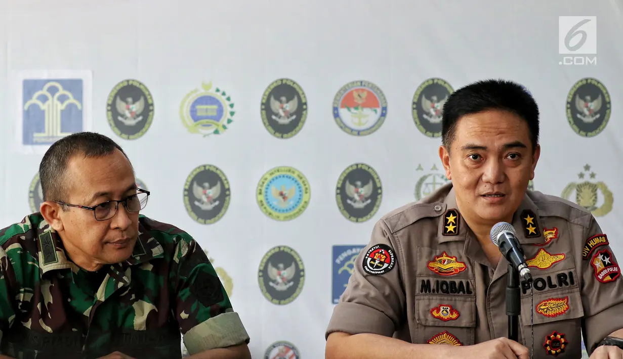 Kepala Pusat Penerangan TNI Mayjen Sisriadi dan Kepala Divisi Humas Polri Irjen M Iqbal saat menggelar jumpa pers terkait perkembangan kerusuhan 21-22 Mei 2019 di Jakarta, Selasa (11/6). Polisi Telah menetapkan 6 tersangka perencana pembunuhan terhadap 4 tokoh nasional. (Liputan6.com/Johan Tallo)