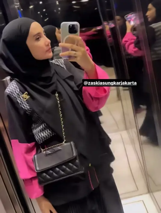 Zaskia Sungkar pun hadir dengan  pakaian serba hitam, dari atasan bermotif lengan panjang hitam dan pink, dipadukan rok dan kerudung hitamnya. [@zaskiasungkar15]