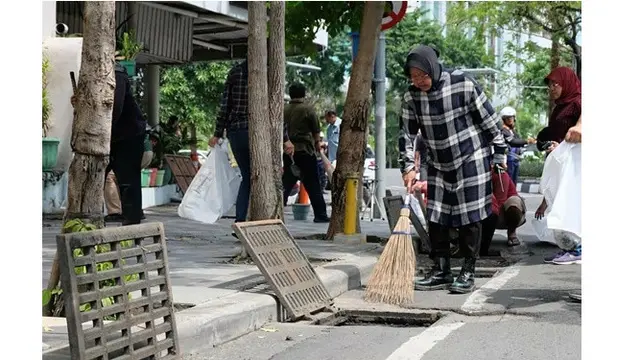 Ikut Bantu Warga, Ini 7 Potret Tri Rismaharini saat Lakukan Kerja Bakti